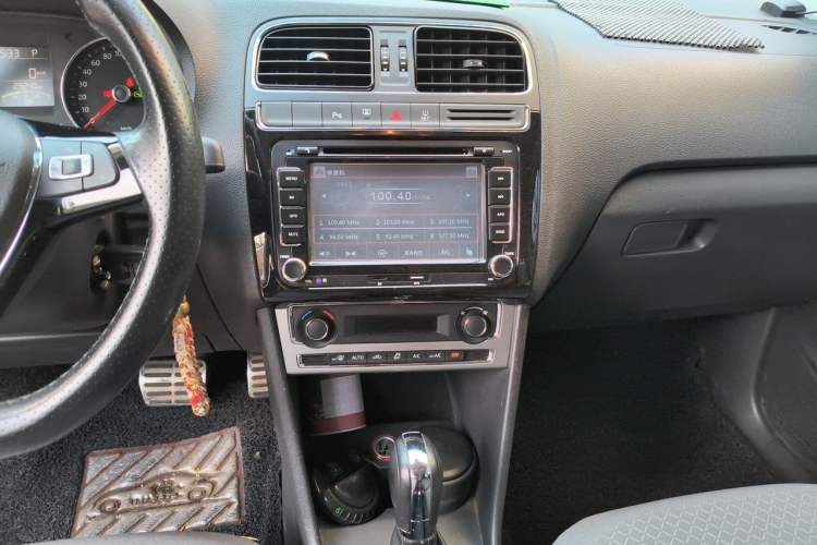 Used Volkswagen Polo 2014 1.6L Cross Polo Automatic Audio And AC Panel