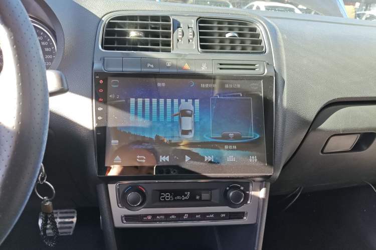 Used Volkswagen Polo 2014 1.6L Cross Polo Automatic Audio And AC Panel