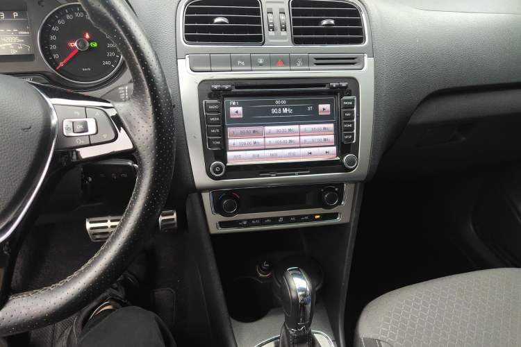 Used Volkswagen Polo 2014 1.6L Cross Polo Automatic Audio And AC Panel