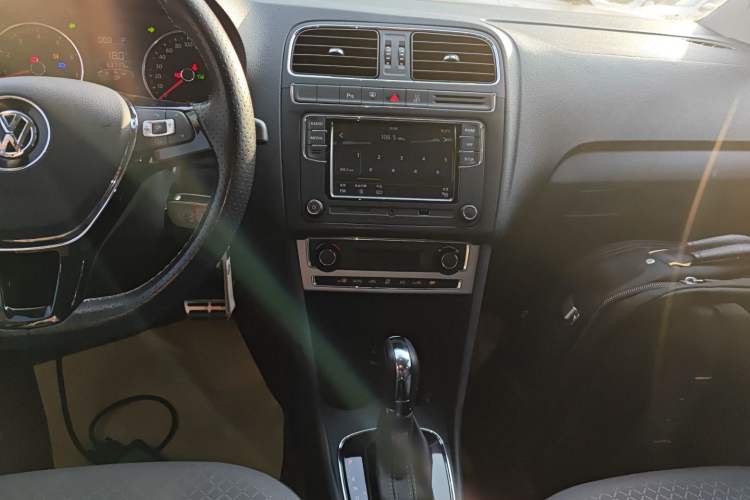 Used Volkswagen Polo 2014 1.6L Cross Polo Automatic Audio And AC Panel