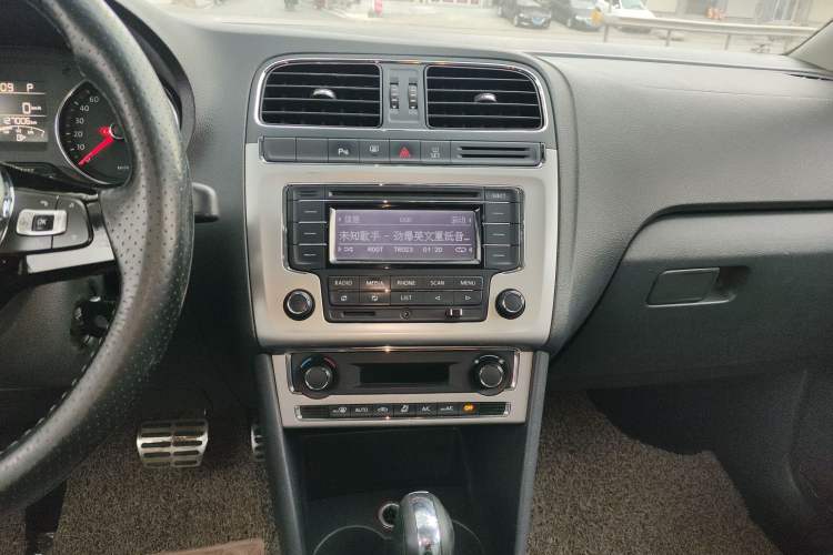 Used Volkswagen Polo 2014 1.6L Cross Polo Automatic Audio And AC Panel