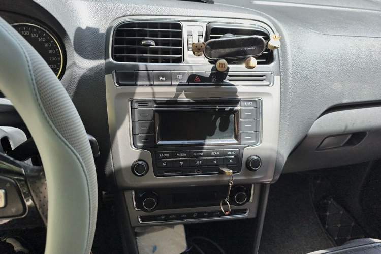 Used Volkswagen Polo 2014 1.6L Cross Polo Automatic Audio And AC Panel