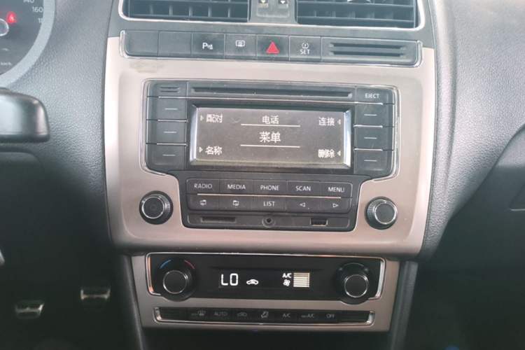 Used Volkswagen Polo 2014 1.6L Cross Polo Manual Audio And AC Panel