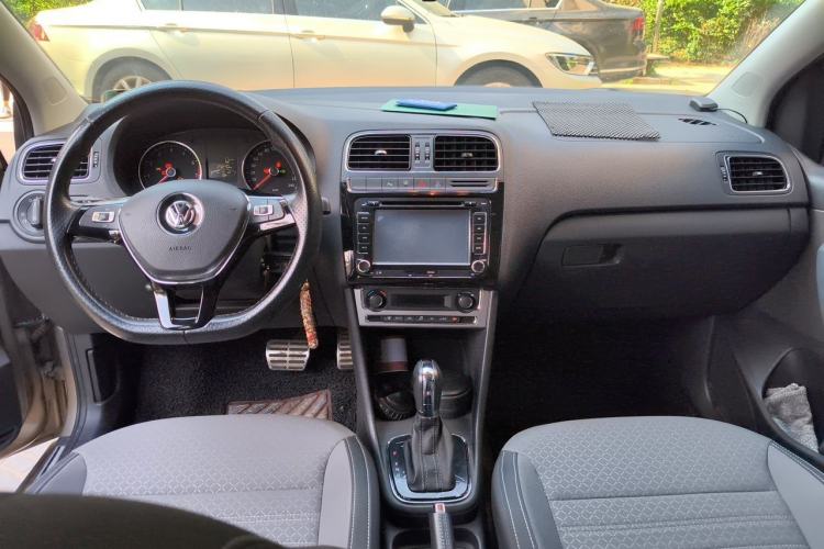 Used Volkswagen Polo 2014 1.6L Cross Polo Automatic Center Console