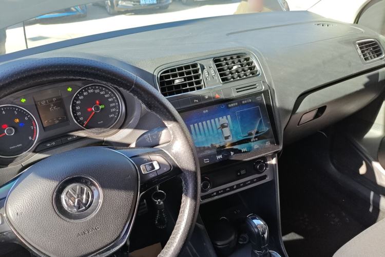 Used Volkswagen Polo 2014 1.6L Cross Polo Automatic Center Console