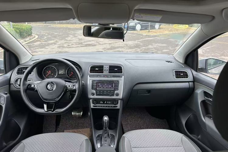 Used Volkswagen Polo 2014 1.6L Cross Polo Automatic Center Console