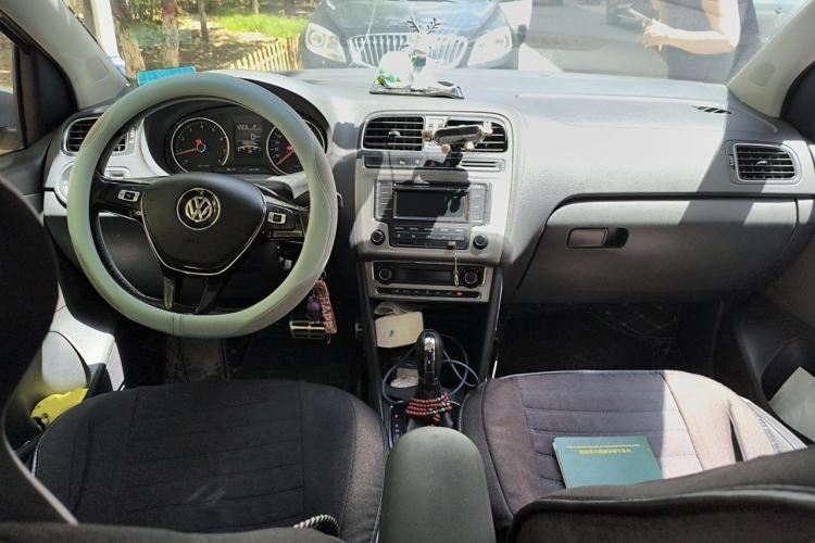 Used Volkswagen Polo 2014 1.6L Cross Polo Automatic Center Console