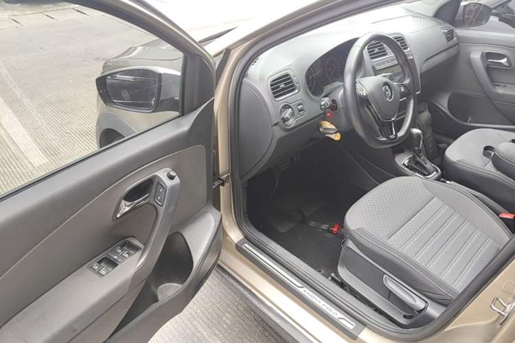 Used Volkswagen Polo 2014 1.6L Cross Polo Automatic Driver Seat