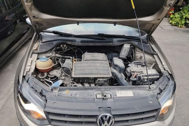 Used Volkswagen Polo 2014 1.6L Cross Polo Automatic Engine Bay