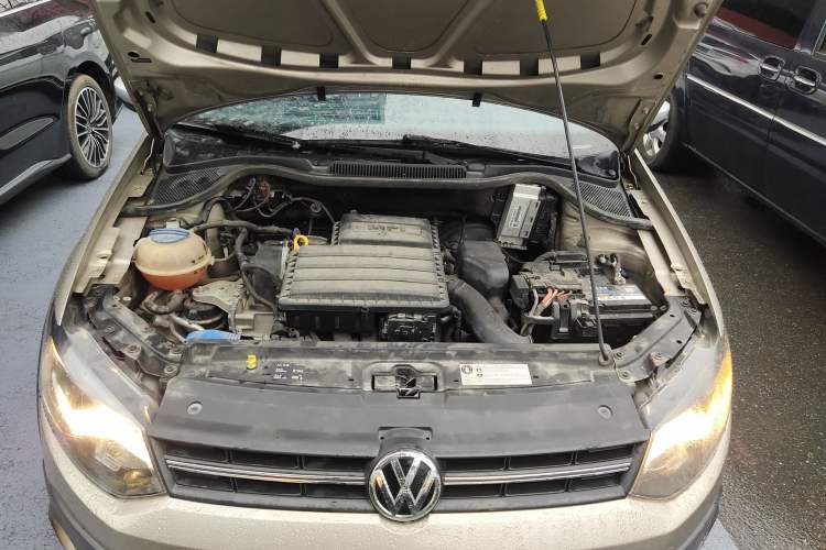 Used Volkswagen Polo 2014 1.6L Cross Polo Automatic Engine Bay