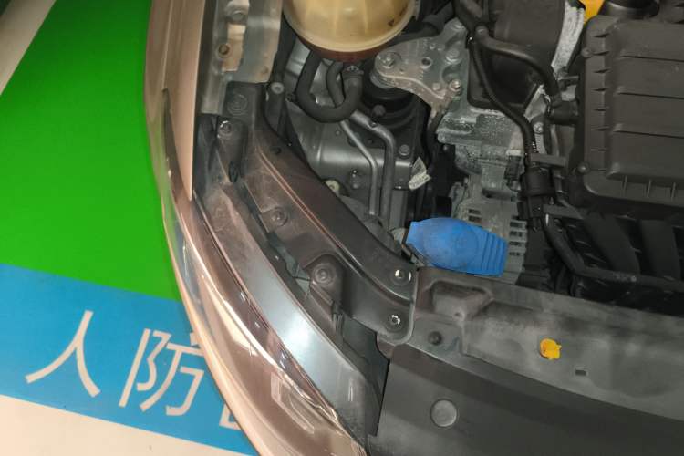 Used Volkswagen Polo 2014 1.6L Cross Polo Automatic Engine Bay Right