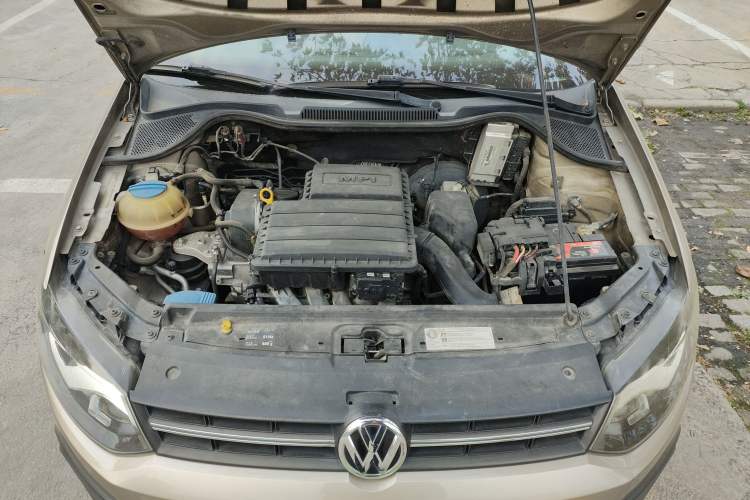 Used Volkswagen Polo 2014 1.6L Cross Polo Automatic Engine Bay