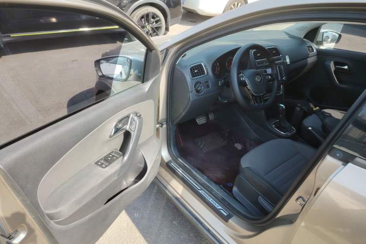 Used Volkswagen Polo 2014 1.6L Cross Polo Automatic Interior 3