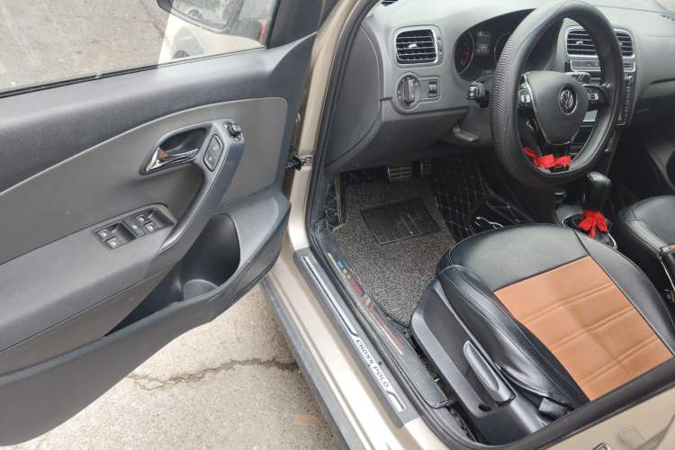 Used Volkswagen Polo 2014 1.6L Cross Polo Automatic Interior 3