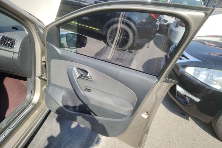 Used Volkswagen Polo 2014 1.6L Cross Polo Automatic Interior 5