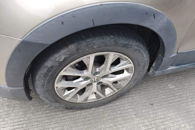 Used Volkswagen Polo 2014 1.6L Cross Polo Automatic Left Front Wheel Hub
