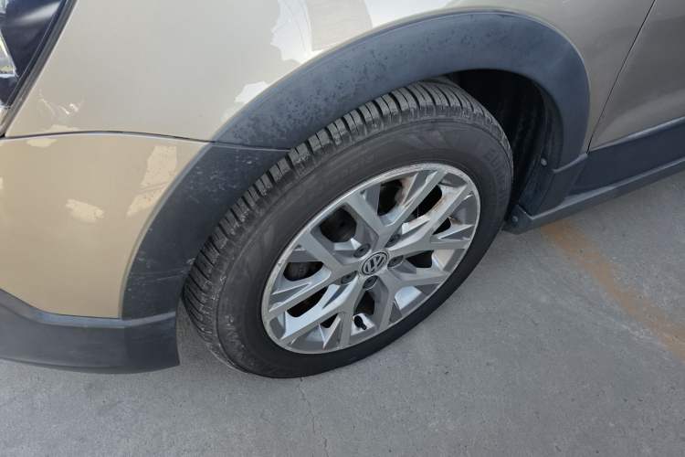 Used Volkswagen Polo 2014 1.6L Cross Polo Automatic Left Front Wheel Hub