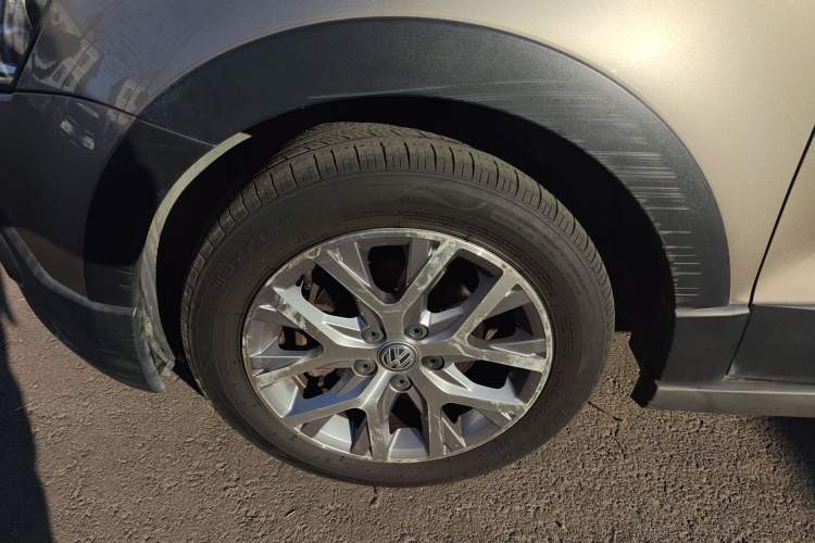 Used Volkswagen Polo 2014 1.6L Cross Polo Manual Left Front Wheel Hub