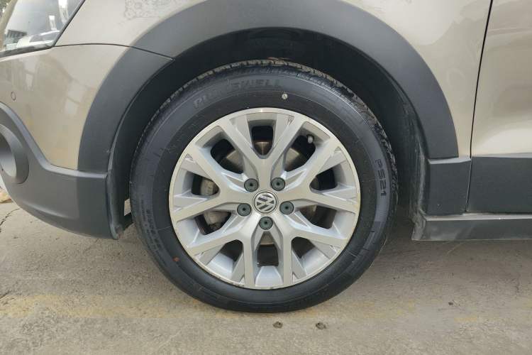 Used Volkswagen Polo 2014 1.6L Cross Polo Automatic Left Front Wheel Hub
