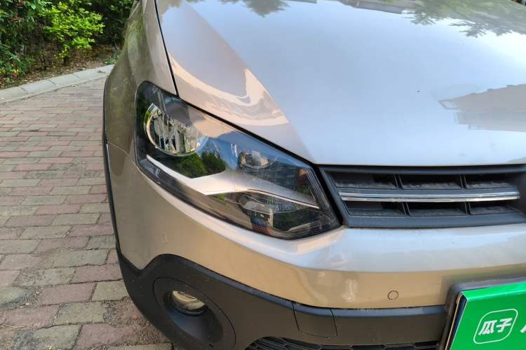 Used Volkswagen Polo 2014 1.6L Cross Polo Automatic Right Front Headlight