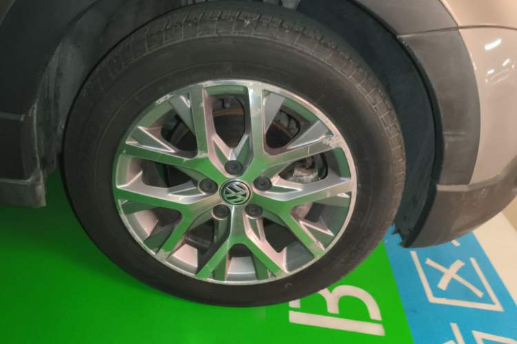 Used Volkswagen Polo 2014 1.6L Cross Polo Automatic Right Front Wheel Hub