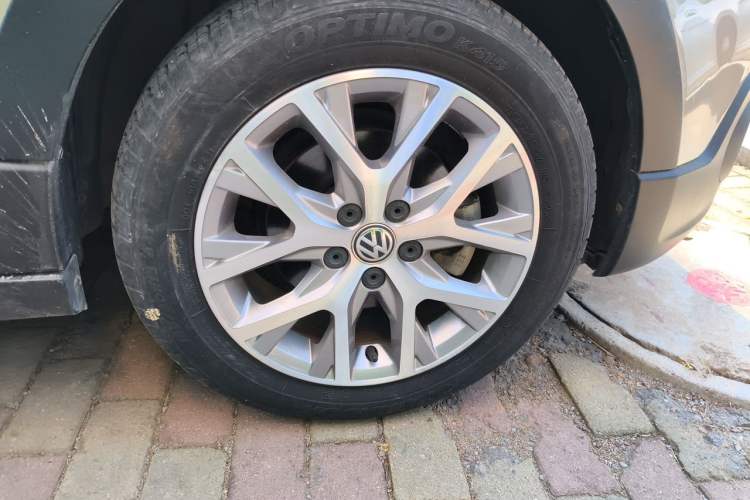 Used Volkswagen Polo 2014 1.6L Cross Polo Automatic Right Front Wheel Hub