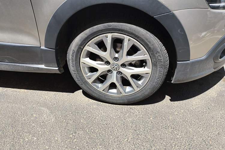 Used Volkswagen Polo 2014 1.6L Cross Polo Automatic Right Front Wheel Hub