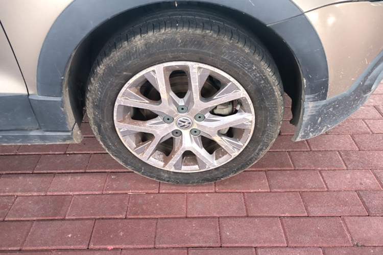 Used Volkswagen Polo 2014 1.6L Cross Polo Manual Right Front Wheel Hub