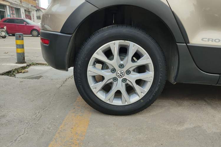 Used Volkswagen Polo 2014 1.6L Cross Polo Automatic Right Rear Wheel Hub
