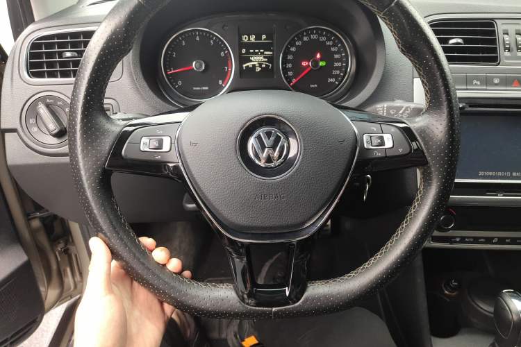 Used Volkswagen Polo 2014 1.6L Cross Polo Automatic Steering Wheel