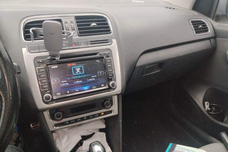 Used Volkswagen Polo 2014 1.6L Cross Polo Automatic Audio And AC Panel