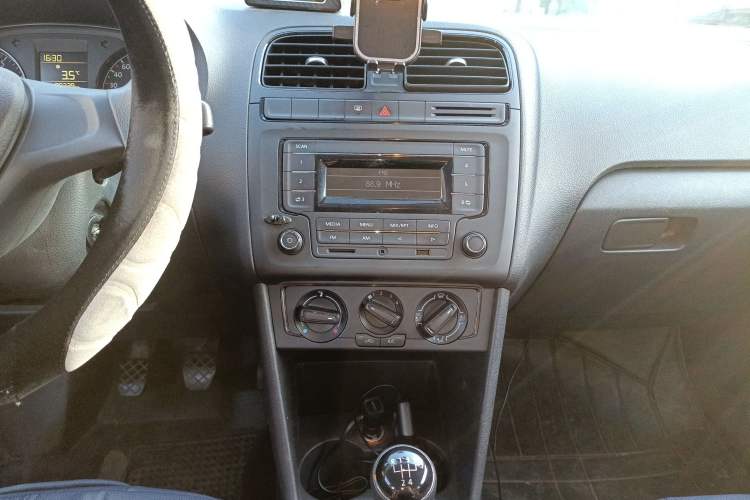 Used Volkswagen Polo 2014 1.4L Manual Fashion Edition Audio And AC Panel