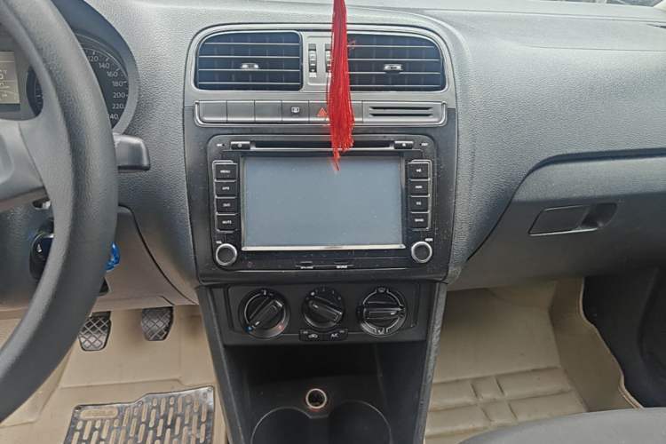Used Volkswagen Polo 2014 1.4L Manual Fashion Edition Audio And AC Panel
