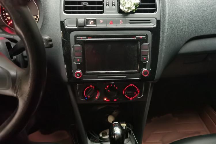 Used Volkswagen Polo 2014 1.4L Automatic Comfort Edition Audio And AC Panel