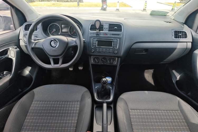 Used Volkswagen Polo 2014 1.6L Manual Comfort Edition Center Console