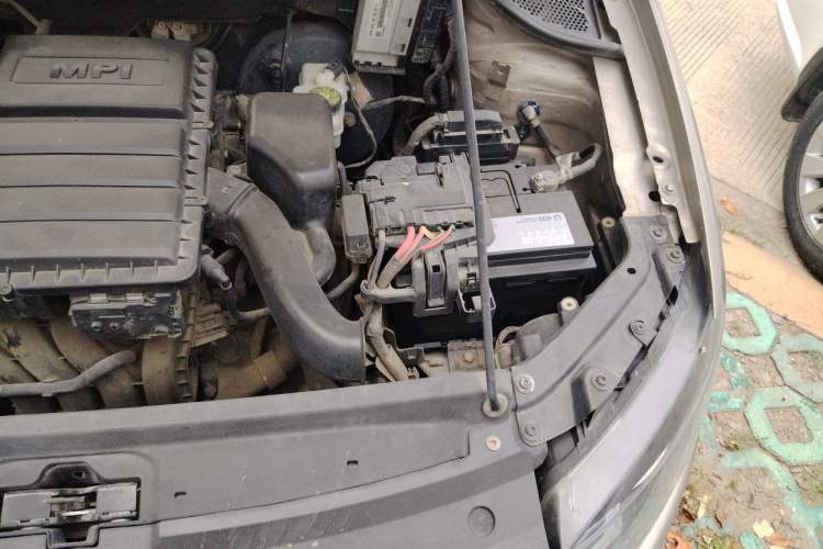 Used Volkswagen Polo 2014 1.6L Cross Polo Automatic Engine Bay Left