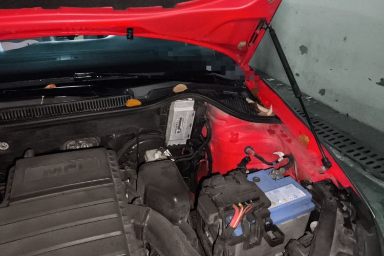 Used Volkswagen Polo 2014 1.6L Manual Comfort Edition Engine Bay Left