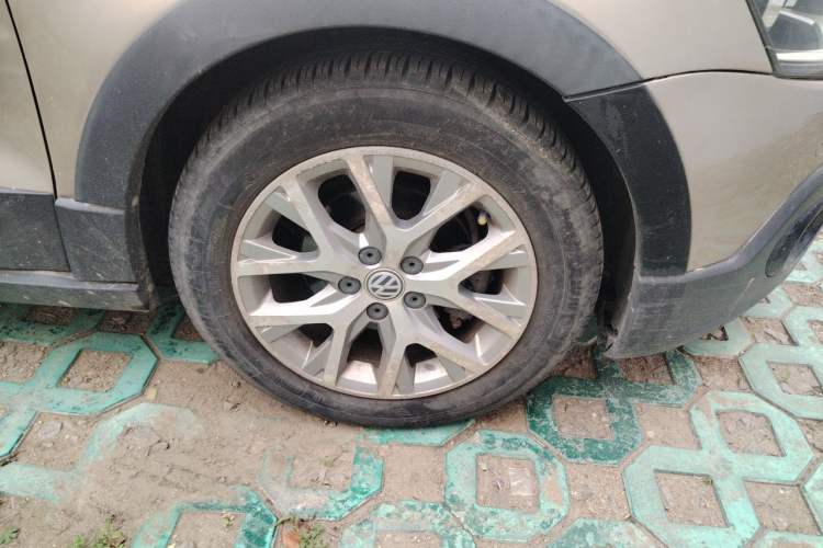 Used Volkswagen Polo 2014 1.6L Cross Polo Automatic Right Front Wheel Hub