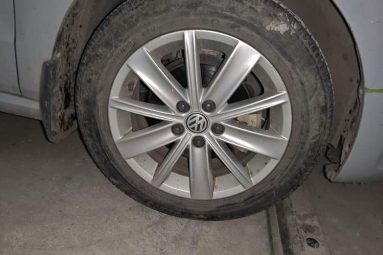 Used Volkswagen Polo 2014 1.4L Automatic Comfort Edition Right Front Wheel Hub