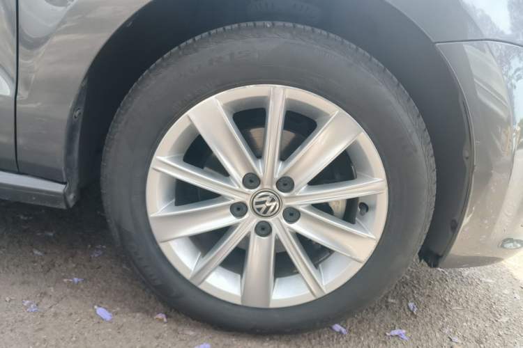 Used Volkswagen Polo 2014 1.6L Automatic Comfort Edition Right Front Wheel Hub