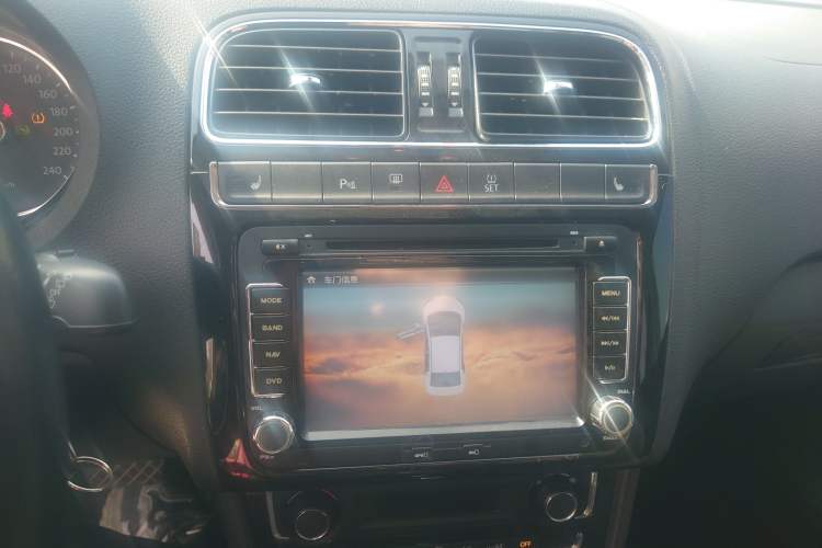 Used Volkswagen Polo 2014 1.6L Automatic Luxury Edition Audio And AC Panel