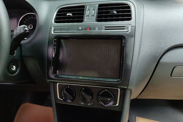 Used Volkswagen Polo 2014 1.6L Automatic Comfort Edition Audio And AC Panel