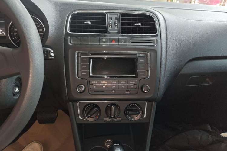 Used Volkswagen Polo 2014 1.6L Automatic Comfort Edition Audio And AC Panel