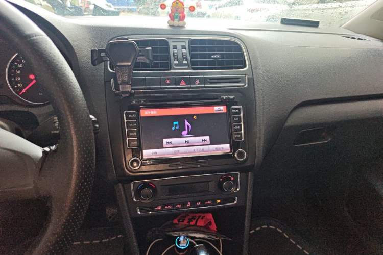 Used Volkswagen Polo 2014 1.6L Automatic Comfort Edition Audio And AC Panel