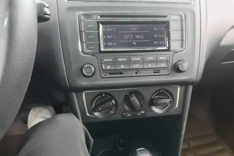 Used Volkswagen Polo 2014 1.6L Automatic Comfort Edition Audio And AC Panel