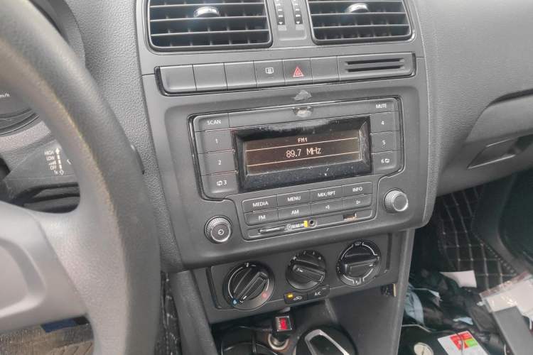 Used Volkswagen Polo 2014 1.4L Manual Fashion Edition Audio And AC Panel