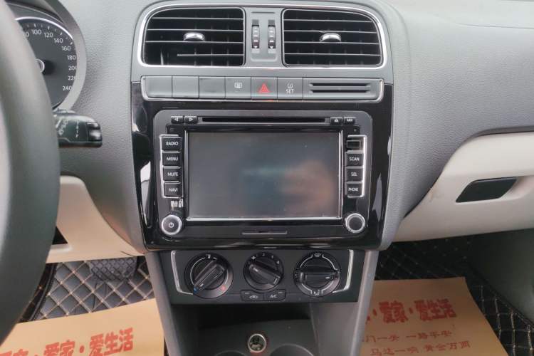 Used Volkswagen Polo 2014 1.6L Automatic Comfort Edition Audio And AC Panel