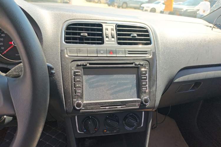 Used Volkswagen Polo 2014 1.6L Automatic Comfort Edition Audio And AC Panel