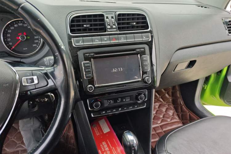 Used Volkswagen Polo 2014 1.6L Automatic Luxury Edition Audio And AC Panel