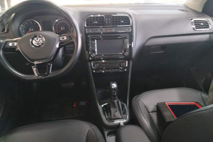 Used Volkswagen Polo 2014 1.6L Automatic Luxury Edition Audio And AC Panel